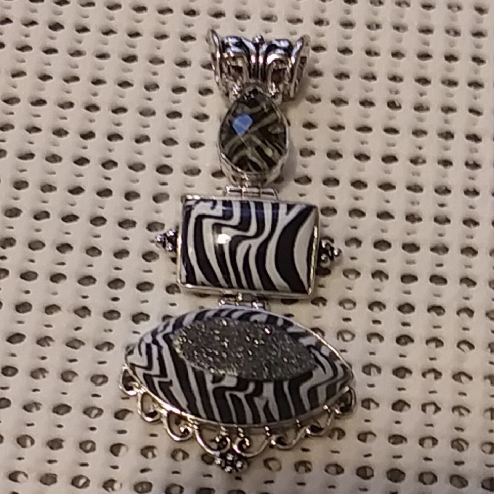 Sajen Pendant
